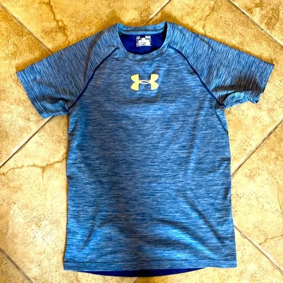 4 Under Armour heat gear short sleeves shirts, 1 adidas long sleeve - Picture 3 of 17